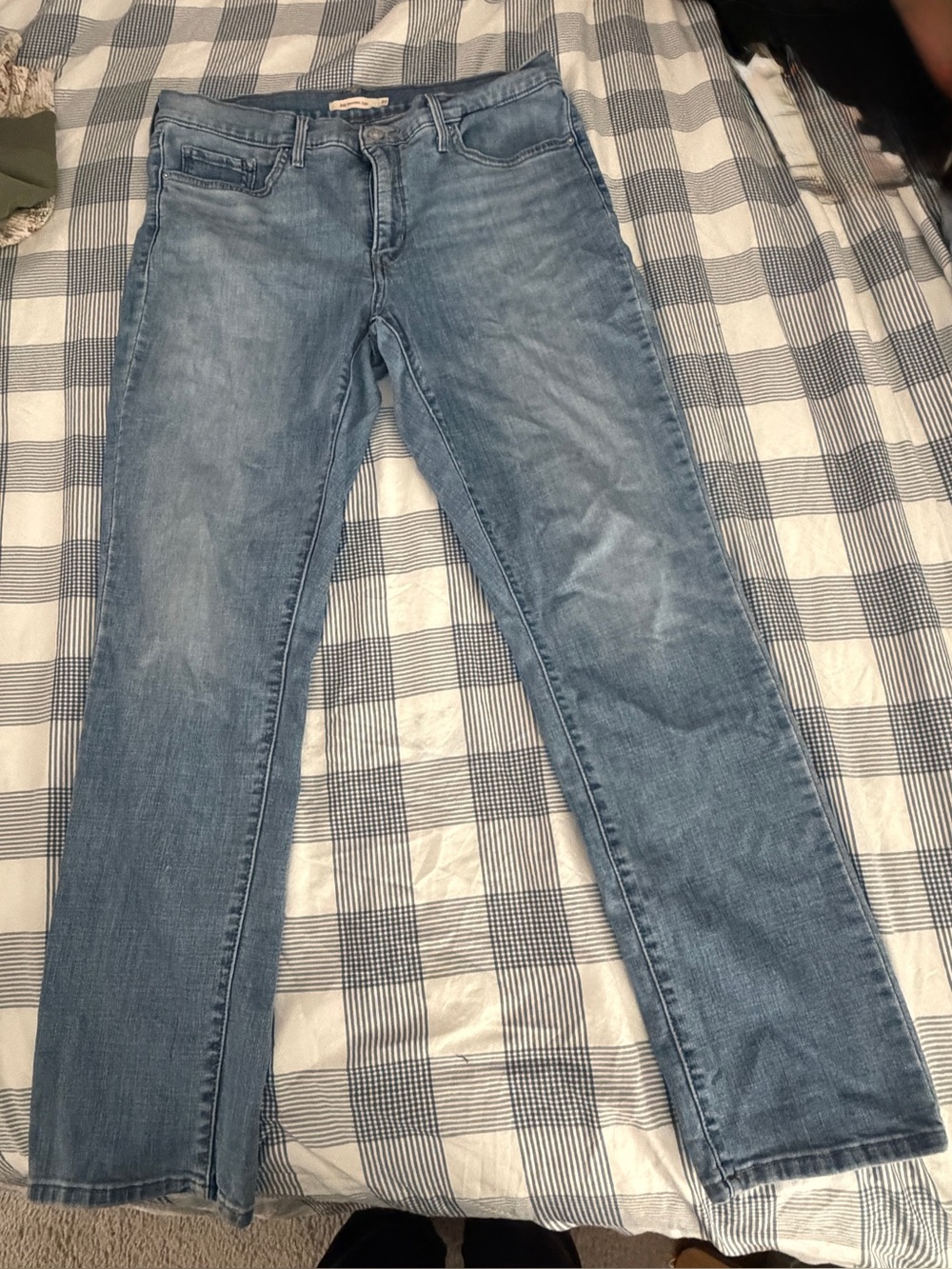 Women’s Levi’s 312 shaping slim. Size 32